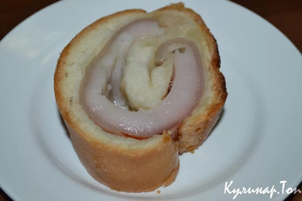 рулет из сала свинины. рулет из свиной шкуры. блюдо из свинных шкурлк. рулет из свиной шкурки. колбаса из свиной шкуры.