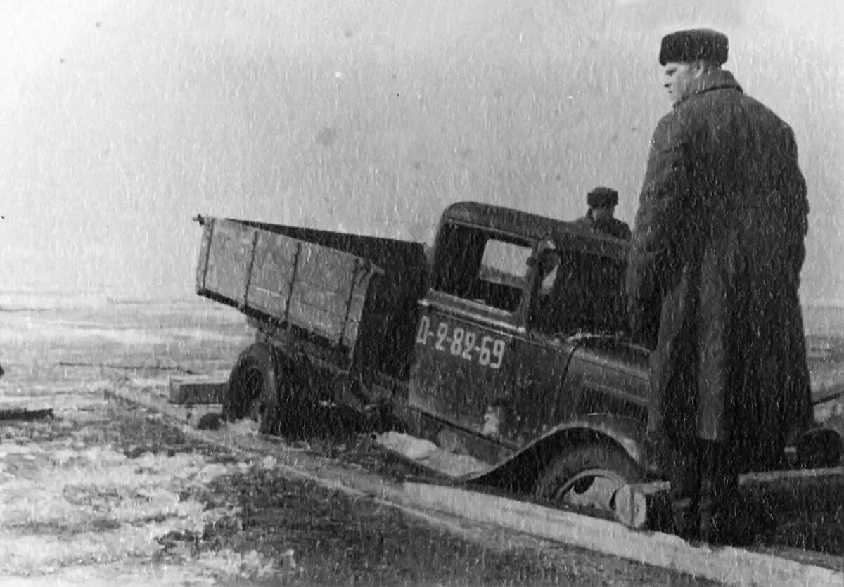 Блокадный ленинград ладожское озеро дорога. Шофер дороги жизни. Дорога жизни ленинград. Грузовик полуторка газ-аа. Дорога жизни блокадного ленинграда полуторка.