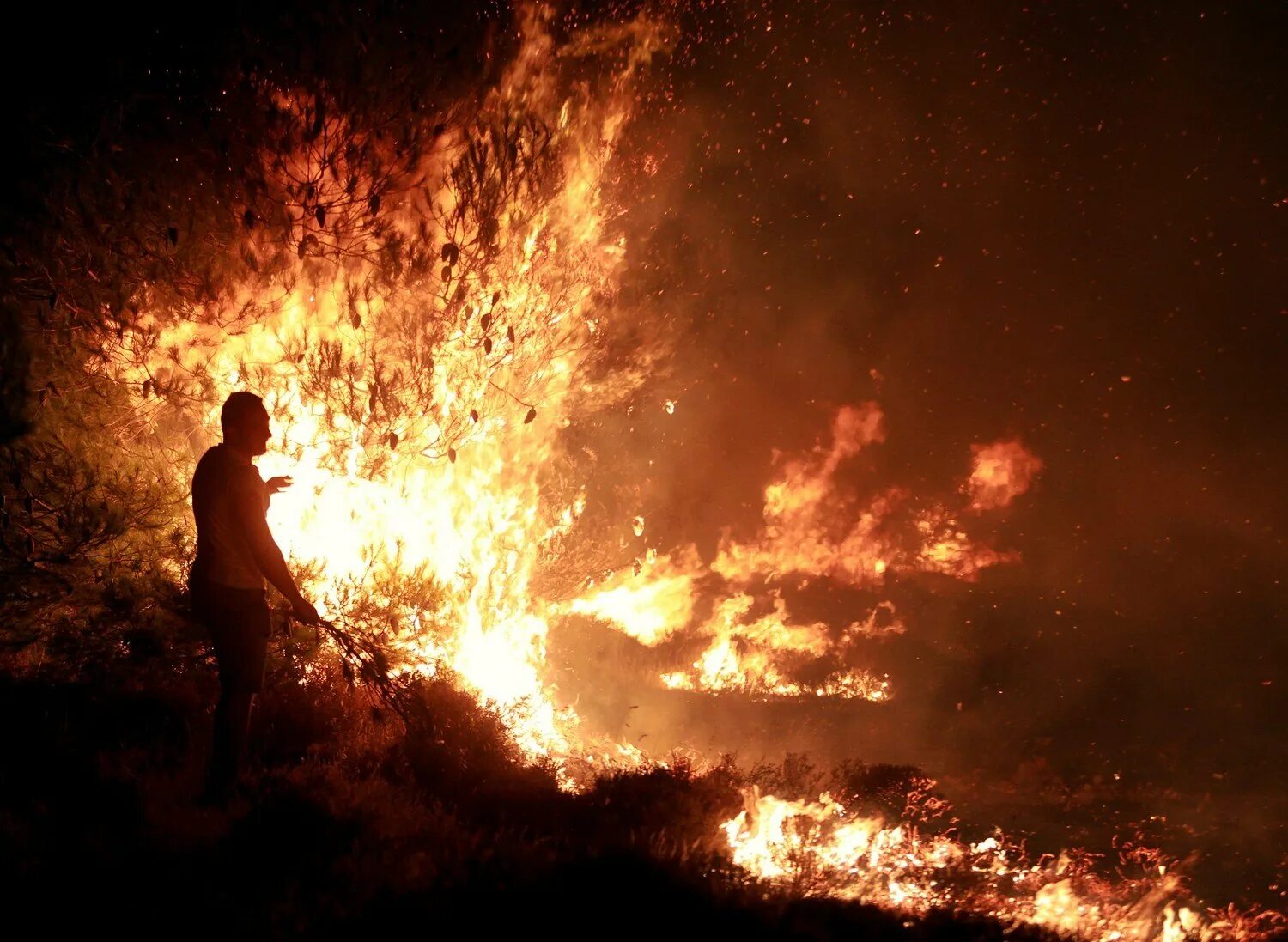 Сгоревшие мечты. Человек огонь. Человек на фоне пожара. Человек на фоне огня.