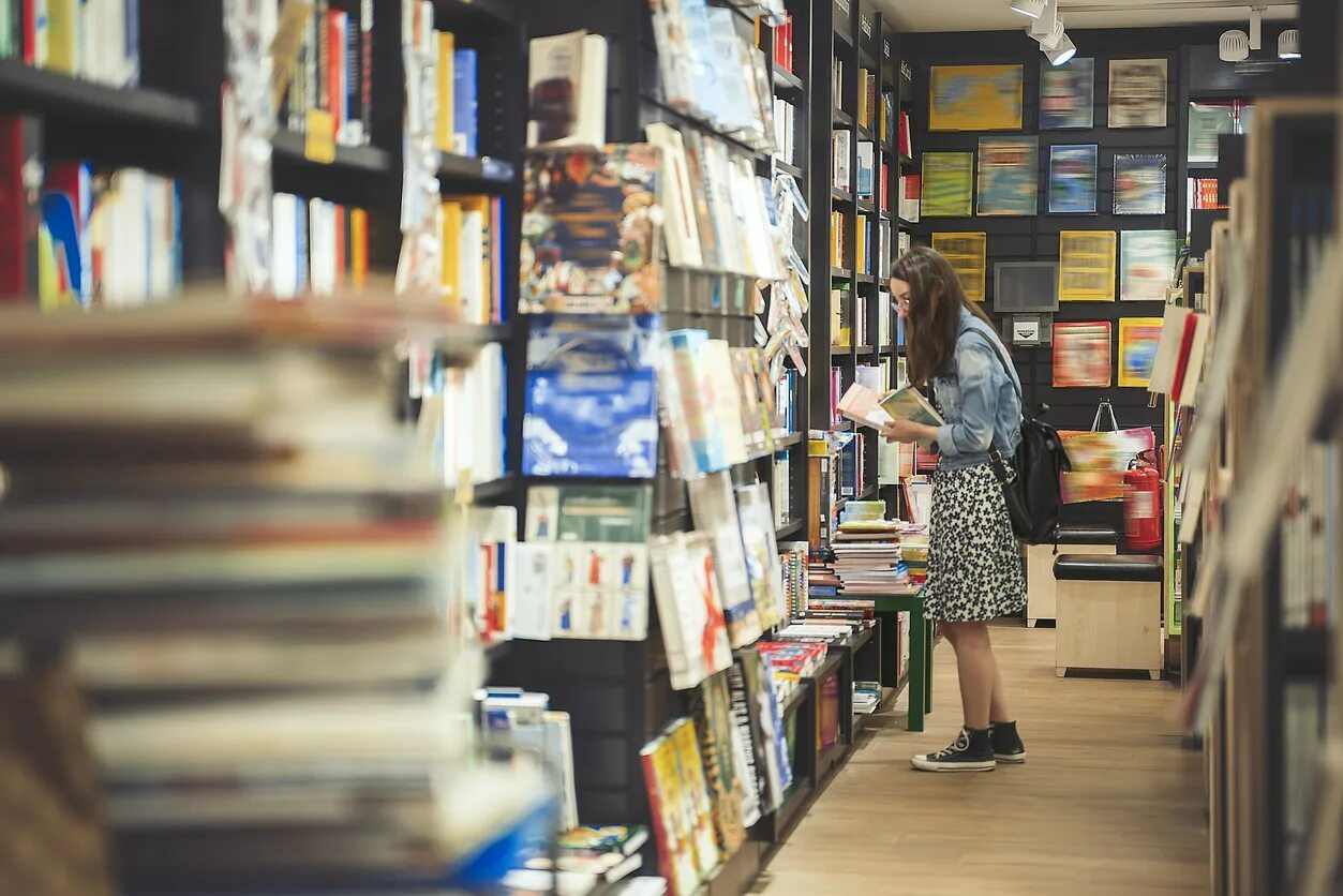Сайт ищу книгу. Люди в книжном магазине. человек ищет книгу. ищет книгу в книжном магазине. ищу книгу.