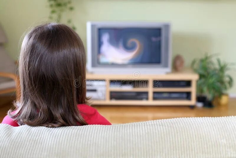 Моя мама смотрит телевизор. Моя мама смотрит телевизор. Family watching tv. Телевизор рисунок. Дети возле телевизора.