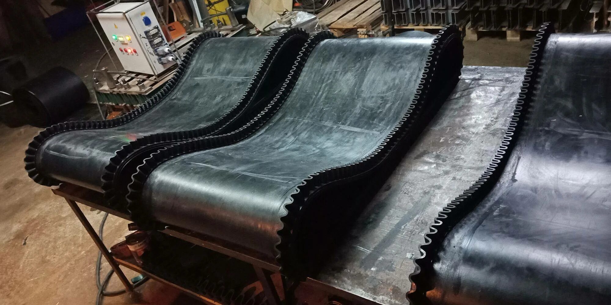 Холодная вулканизация конвейерных лент. Стыковка конвейерных. Стыковка конвейерных лент пвх. Стык пвх конвейерной ленты. Оборудование для горячей вулканизации конвейерных лент.