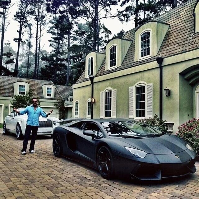 богатый дом и машина. круто где живете. вилла машина. пало-альто цукерберг. богатая жизнь.