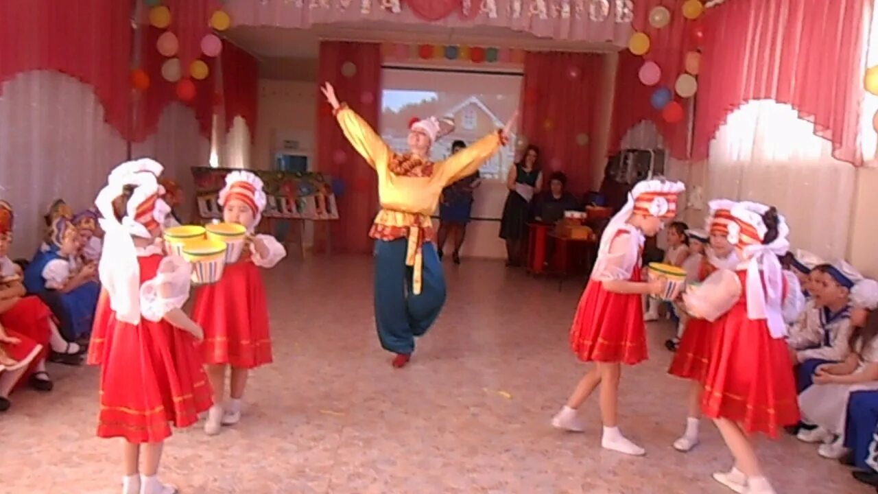 Танец пых пых самовар. Костюмы для танца самовар для детей. Танец самовара с чашками в детском саду. Танец самовар. Танец самовар в саду.