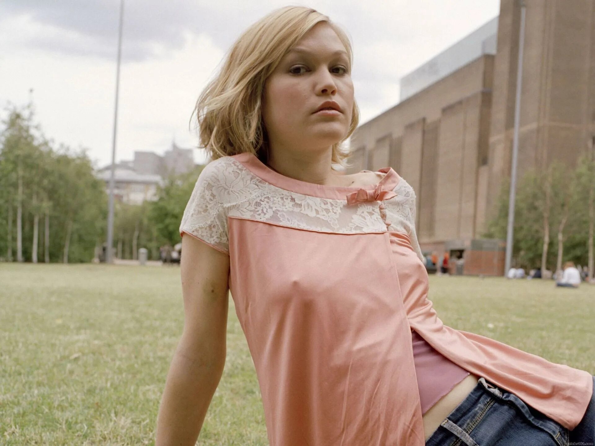 Девушка без лифчика 8 лет. Баддинг покис. Натали портман без бюстгальтера. Натали портманбнз лифчика. Без лифчика смешные картинки.