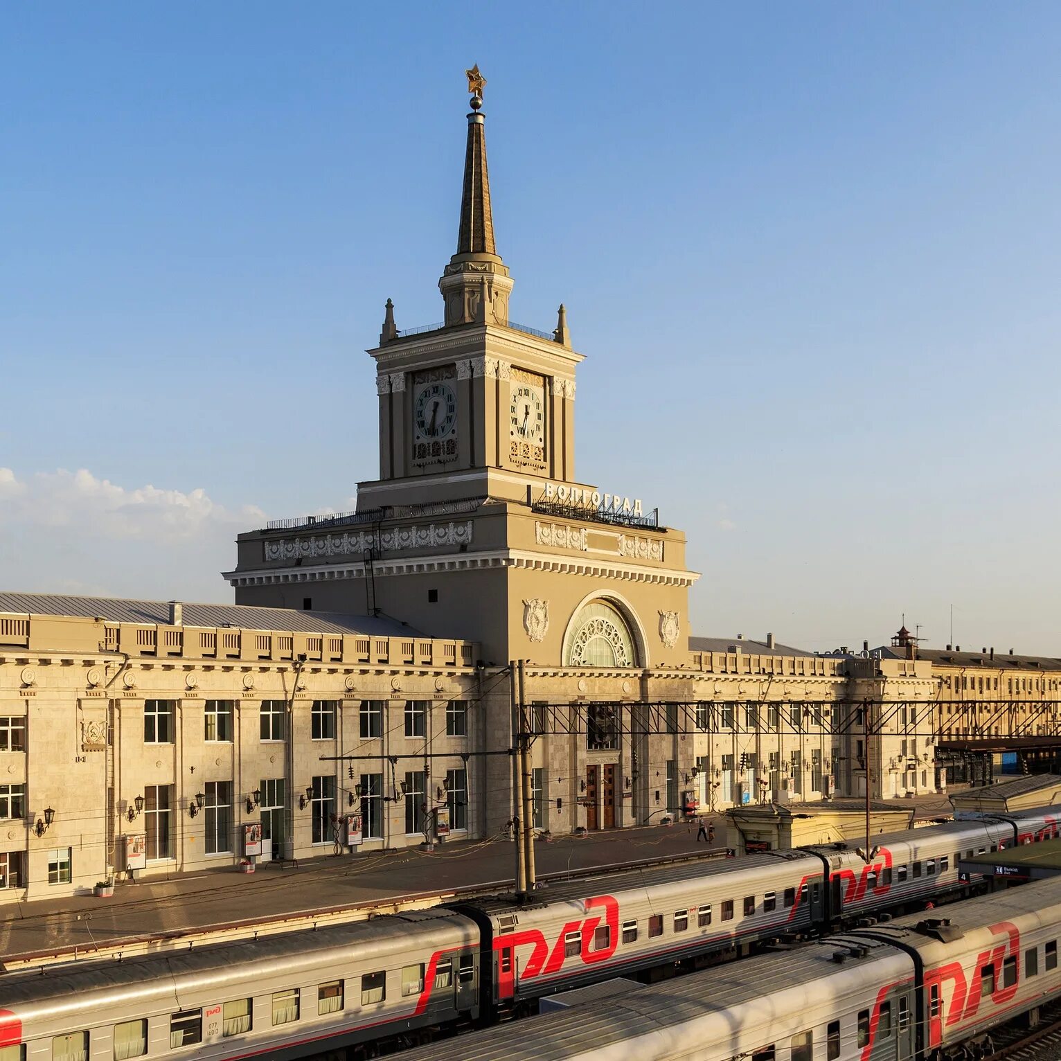 Работа волгоград 1. Волгоград вокзал лето. Башню вокзала волгоград. Жд вокзал волгоград 1. Жд вокзал волгоград 1.