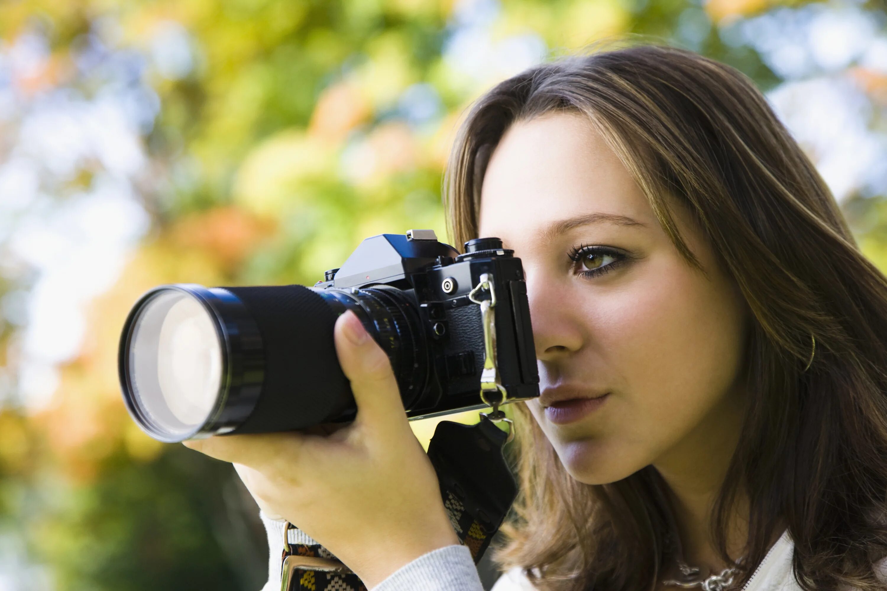 Сделай фотограф. Профессия фотограф. Женщина с фотоаппаратом. Снимки на профессиональный фотоаппарат. Девушка фотографирует.