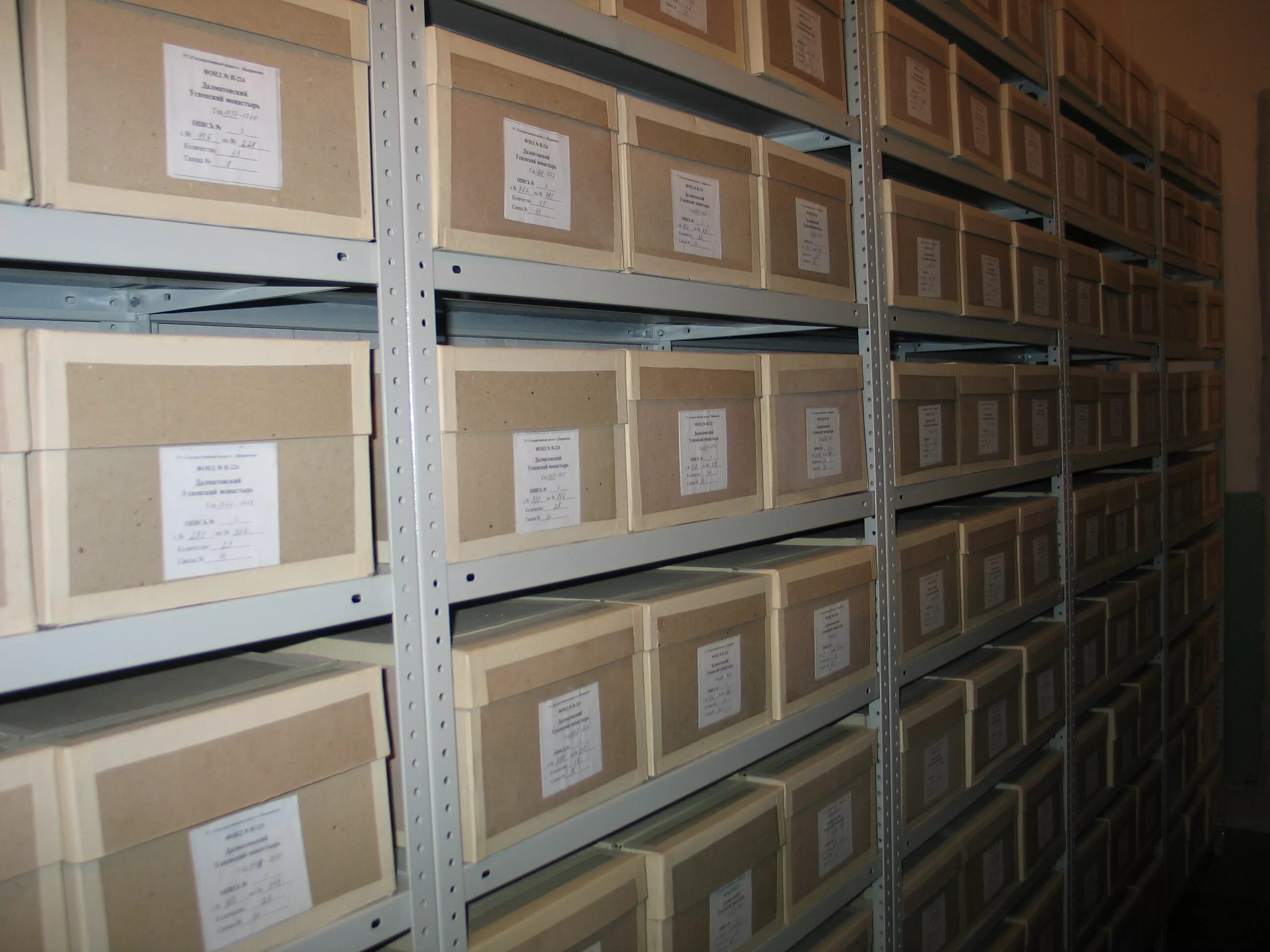 Архивное хранение дел. Хранение документов в архиве. Архивный стеллаж с ящиками. Архивные документы в коробках.