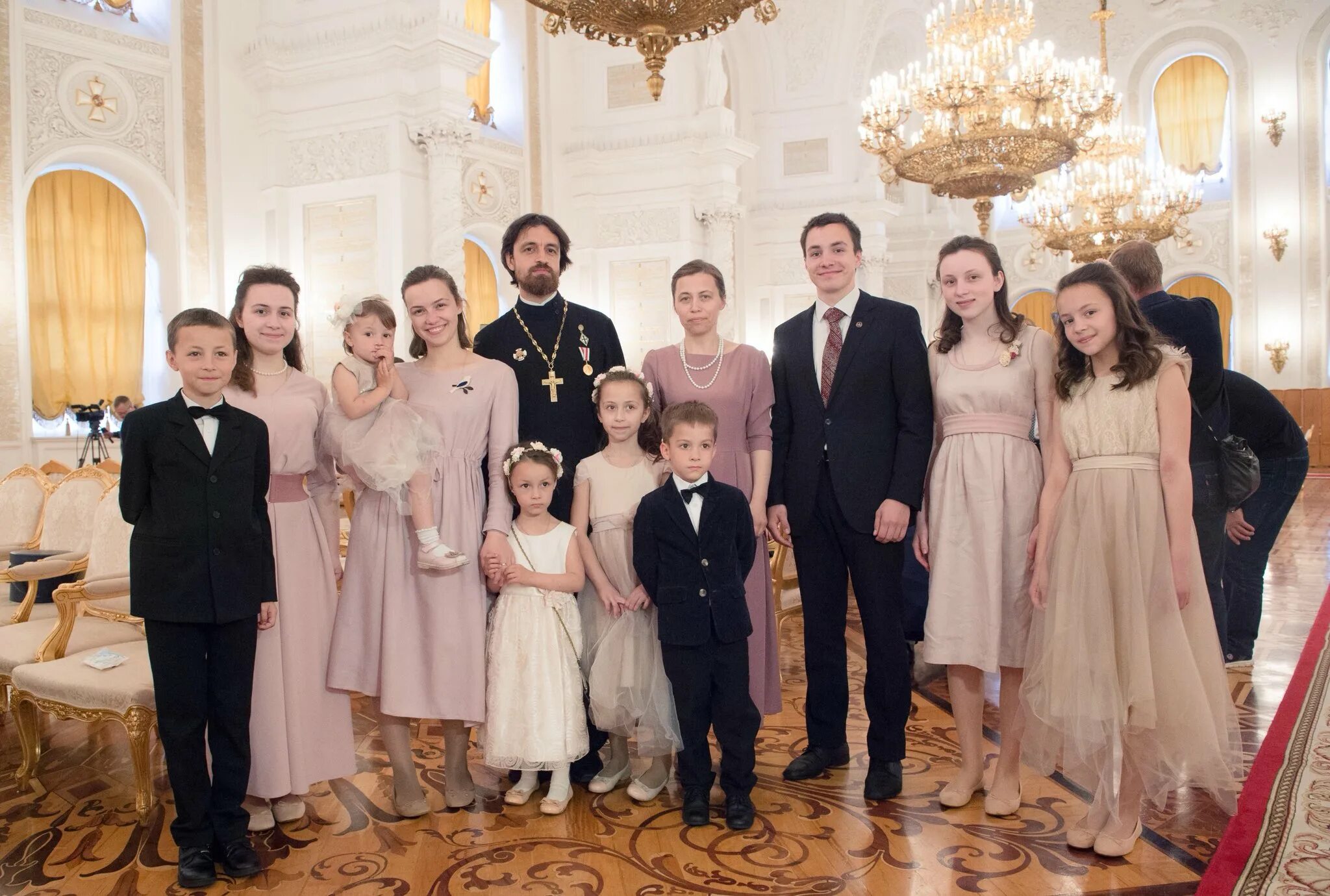 Семейная фотосессия на красной площади. Семья на красной площади. Распутин и царская семья. Кто первый до москвы семьи. Семён трескунов.