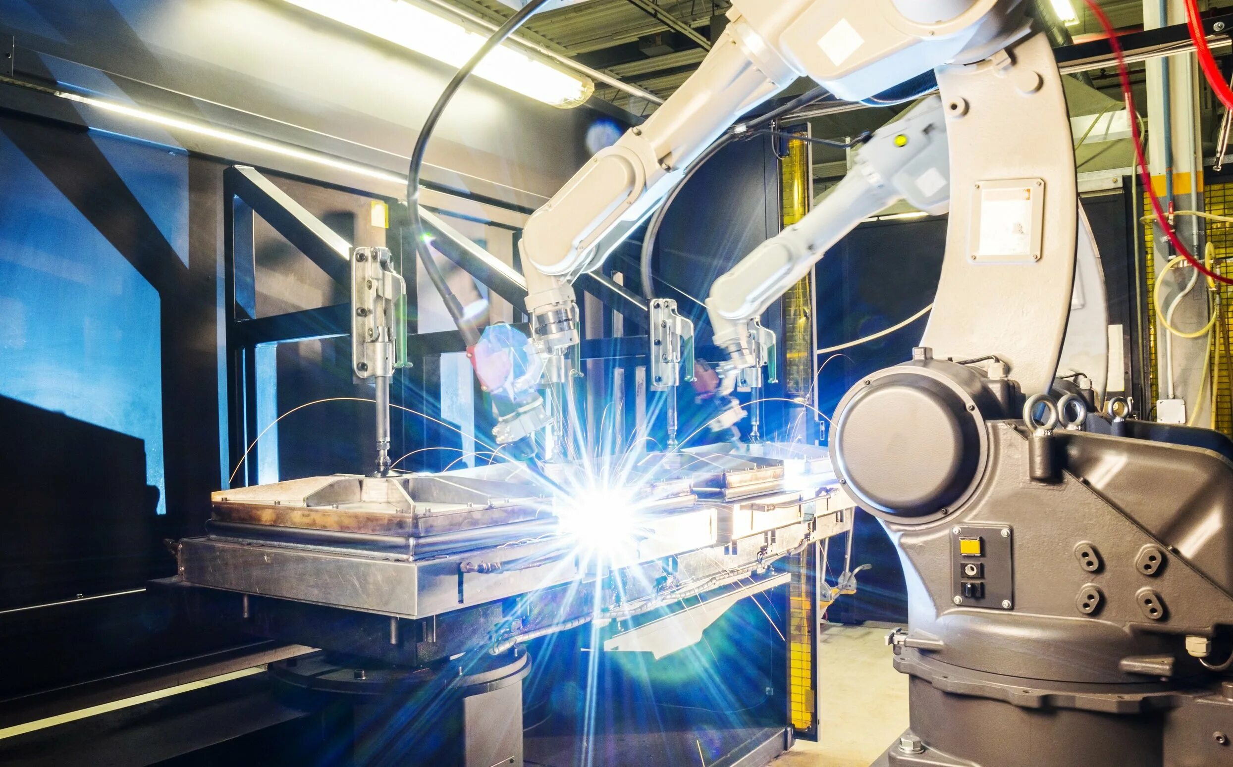 Аудитор на заводе. Работник завода. Manufacturing firms. Существующих технологии ии в промышленности. Работник производства.