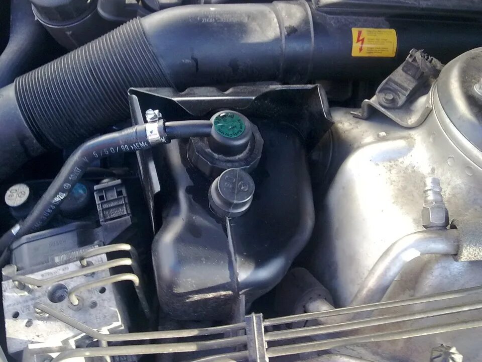 W220 жидкости. Моторный отсек мерседес w220. Жидкость гур мерседес w220. Жидкость гур мерседес w220. Система охлаждения двигателя мерседес w210.