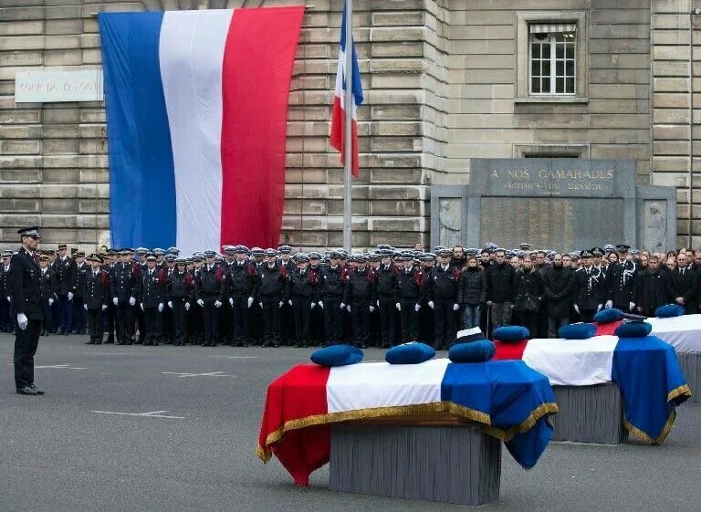 Похоронен во франции. Похороны во Франции. Фото похорон во Франции. Похороны французских военных. Организация панихиды.