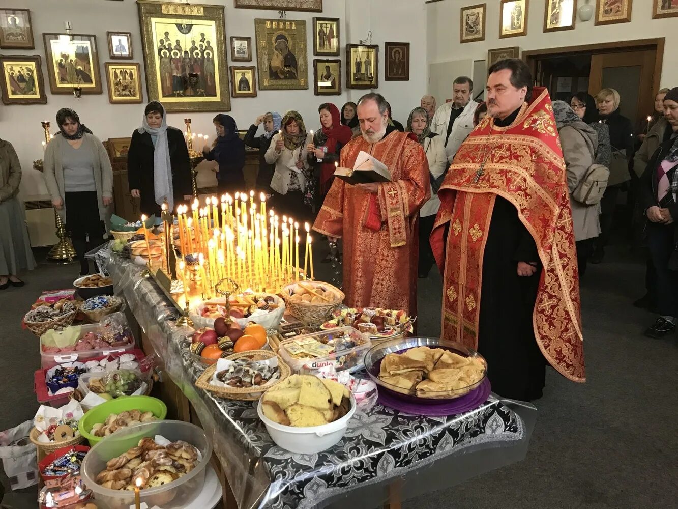 Радоница в 2022. Православная Радоница. Поминальный стол в храме. Радоница в церкви. Радоница можно ли