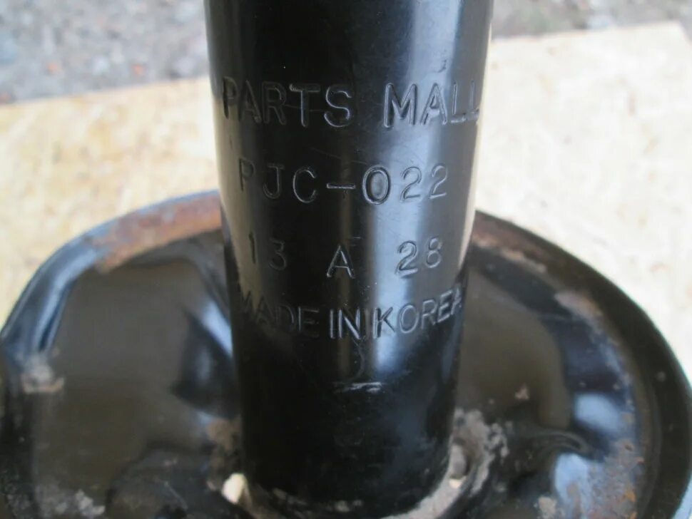 Маркировка на стойках амортизатора. Маркировка стойки. Расшифровка даты на kyb амортизатор. Маркировка стоек сааз на ваз. 341779 excel g пыльник.