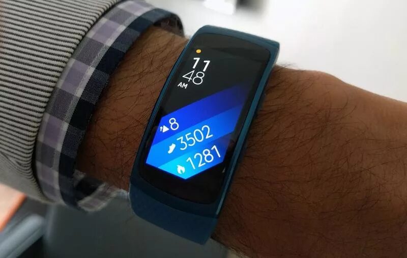 Гнутые часы. Samsung Gear 2. Смарт часы самсунг с изогнутым экраном. Самсунг Геар 3 с изогнутым экраном. Смарт часы изогнутый экран самсунг.