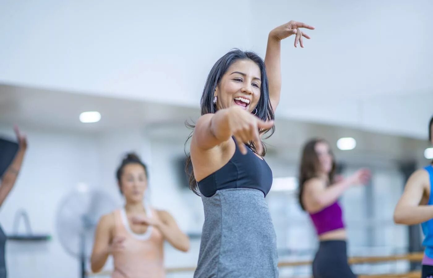 Фотографы модного показа. Showing on during. Аплодисменты на показе мод. Зрители модного показа. Showing on during.