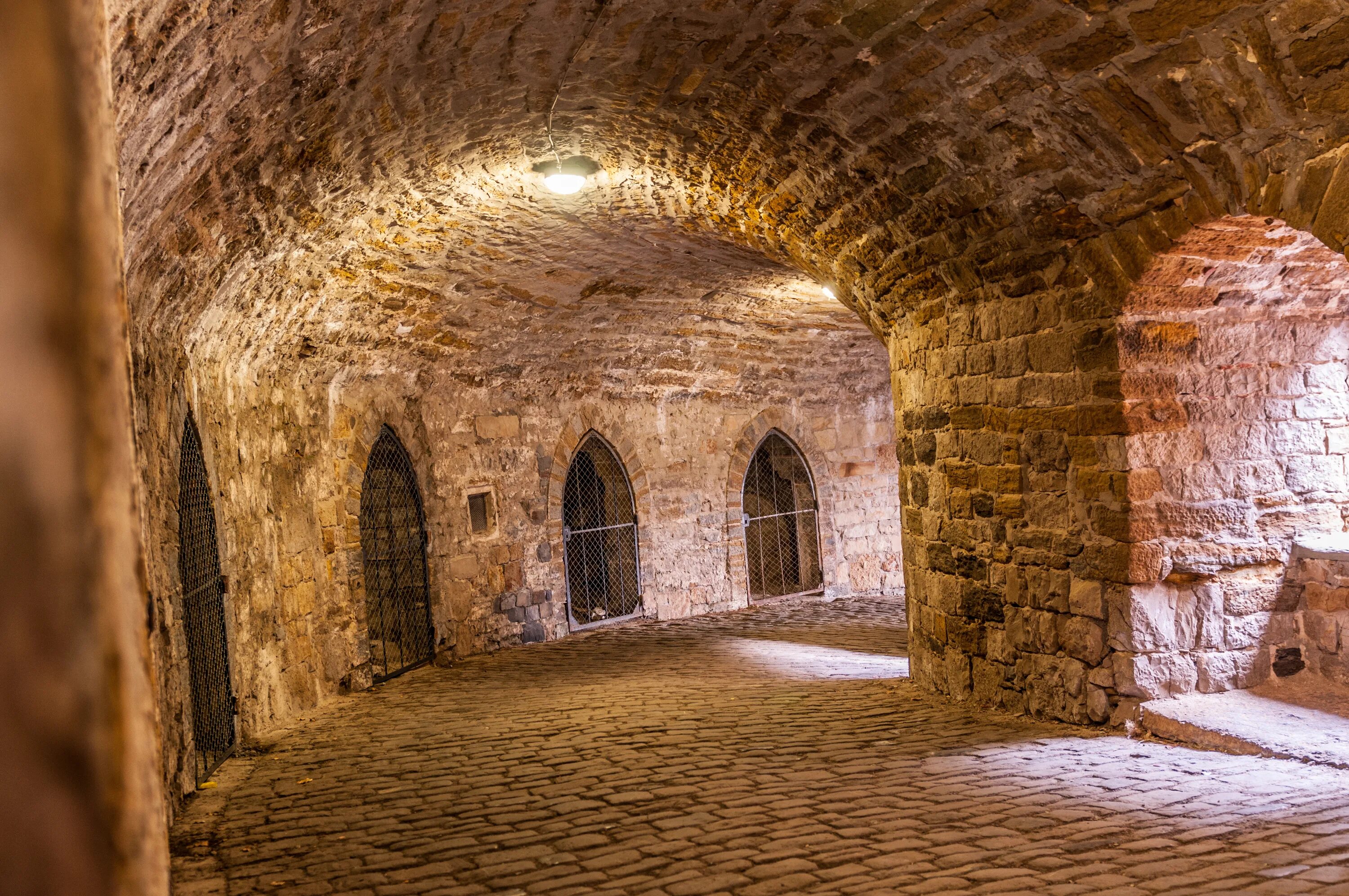 Петропавловская крепость в санкт-петербурге казематы. Каземат эшмида. Каземат. Петропавловская крепость внутри казематы. Казематы люксембурга.