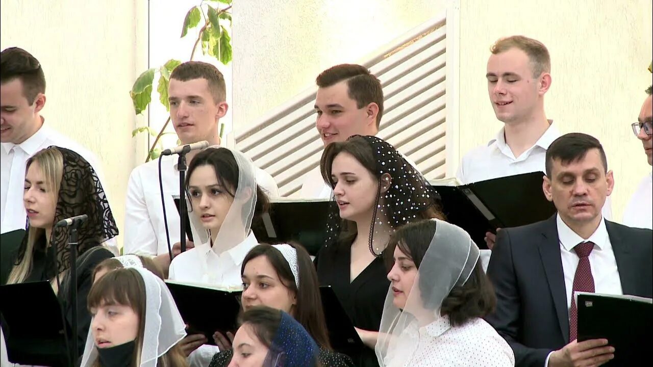 Церковь спасение барановичи прямая. Хор рассвет. Церковь спасение Барановичи 16 июля. Молодежный хор церкви фото. Молодёжная конференция ХВЕ Брест 2004.