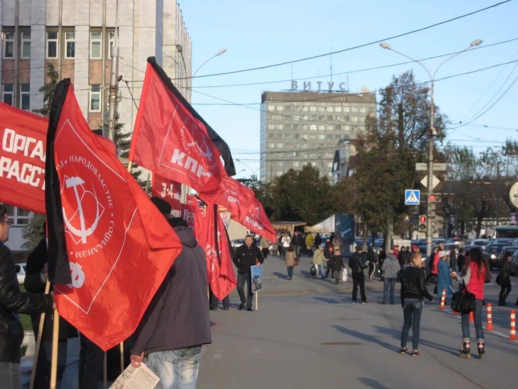 Флаг с траурной лентой фото. Траурный флаг СССР. Советские траурные знамена. Красный флаг СССР С траурной лентой. Советское Знамя на трауре.