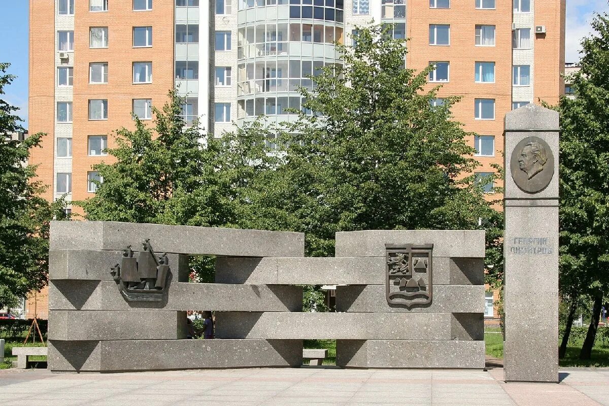 Купчино 18. Памятник георгию димитрову купчино. памятник димитрова санкт-петербург. памятник георгия димитрова в петербурге. купчинская улица мемориальный комплекс на димитрова.