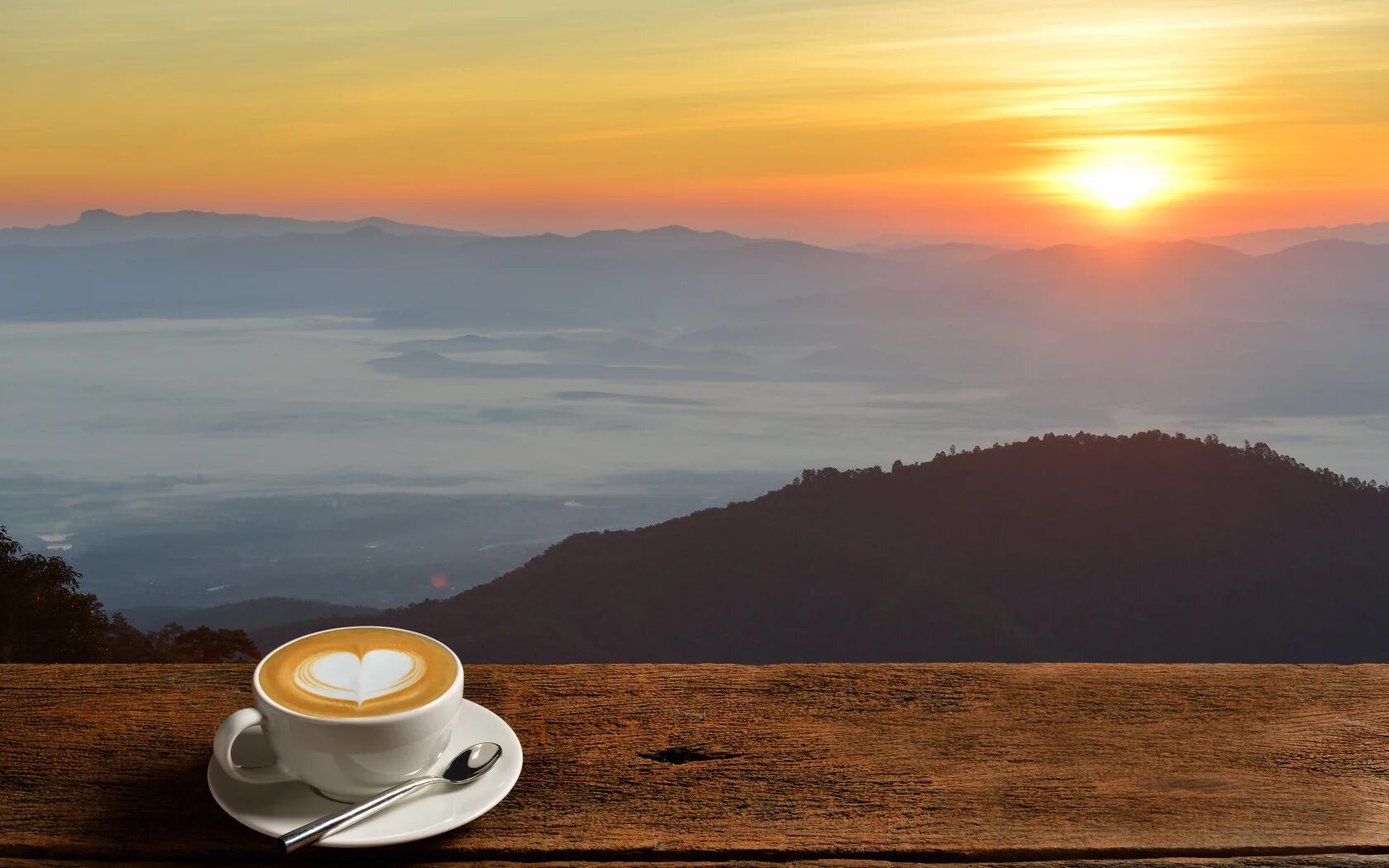 Кофе на рассвете. Утро кофе солнце. Чашка кофе в горах. Кофе с красивым видом.