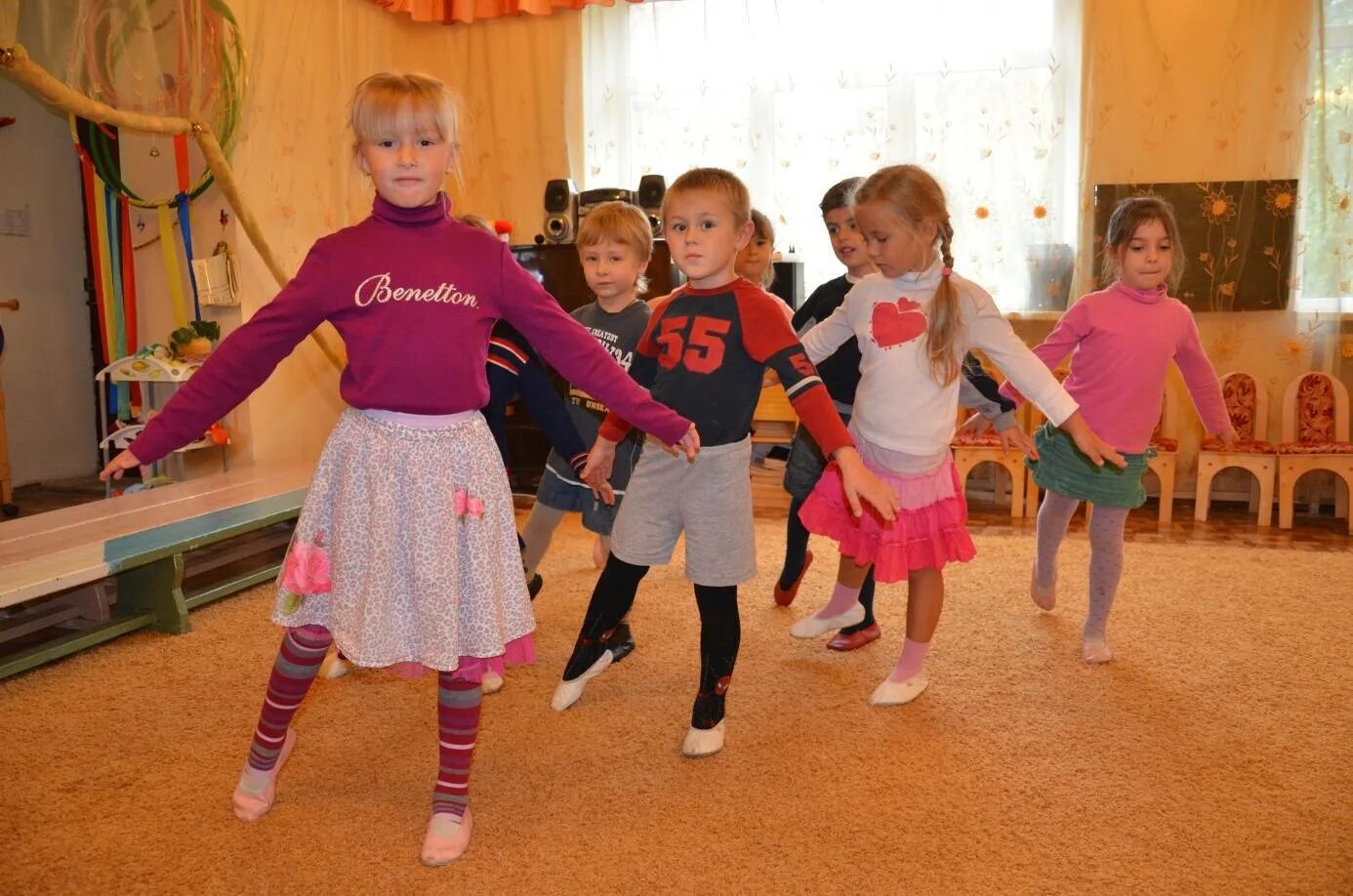 Чударики зарядка для детей. Современный танец повторялка для детей. Танцы повторялки. Танцевальные движения повторялки. Повторялка для детей с движениями.