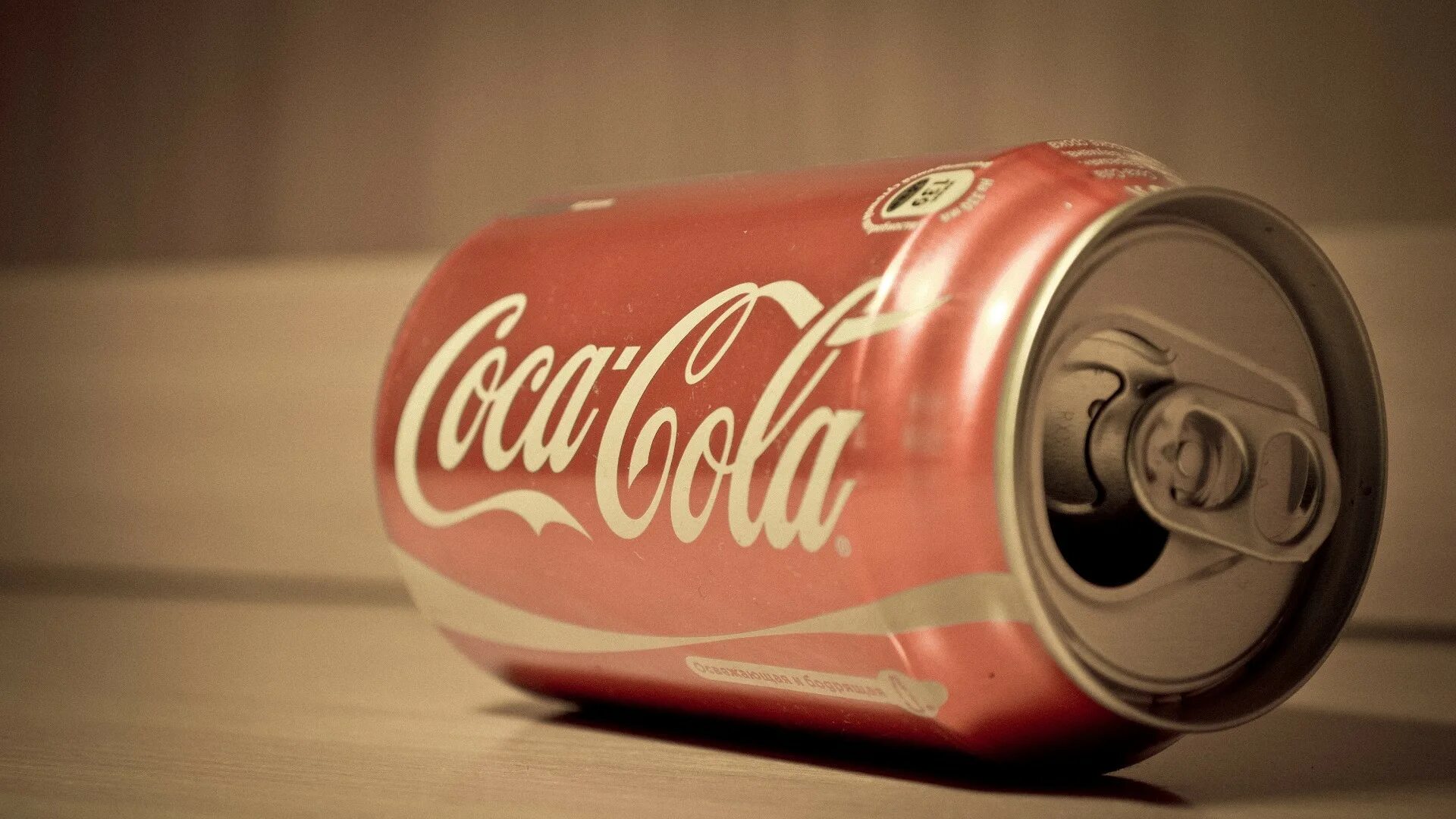 Обои coca cola. Кока кола. Банка колы. Товарный знак Coca Cola. Coca Cola банка.