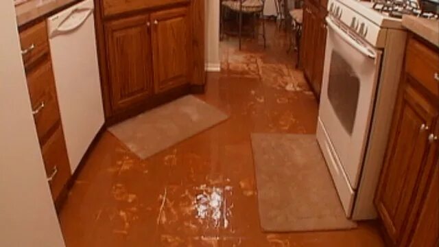 Холодильник после затопления. Затопило кухню. Затопление квартиры. Затопленная квартира. Затоп квартиры.