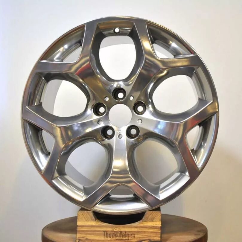 Зеркальные диски на машине. Зеркальные диски. Полированные диски. Диски литые полированные. Диски с отражающие.