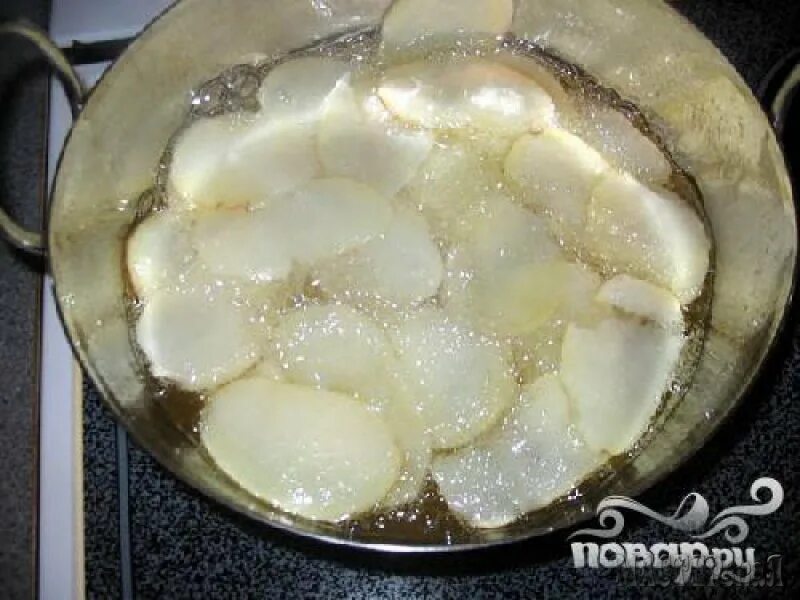 картофельные чипсы в домашних условиях. картофельные чипсы во фритюре. чипсы из лаваша в духовке. чипсы из картофеля. чипсы из картошки.