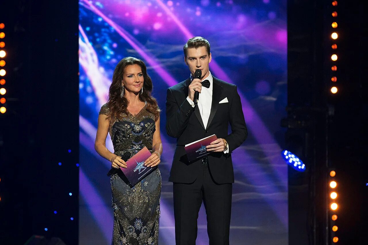 Телеведущая концертов. Первый канал концерт ведущие. Первый канал концерт ведущие. Ведущие концертных программ. Костюмы для ведущих концертов.