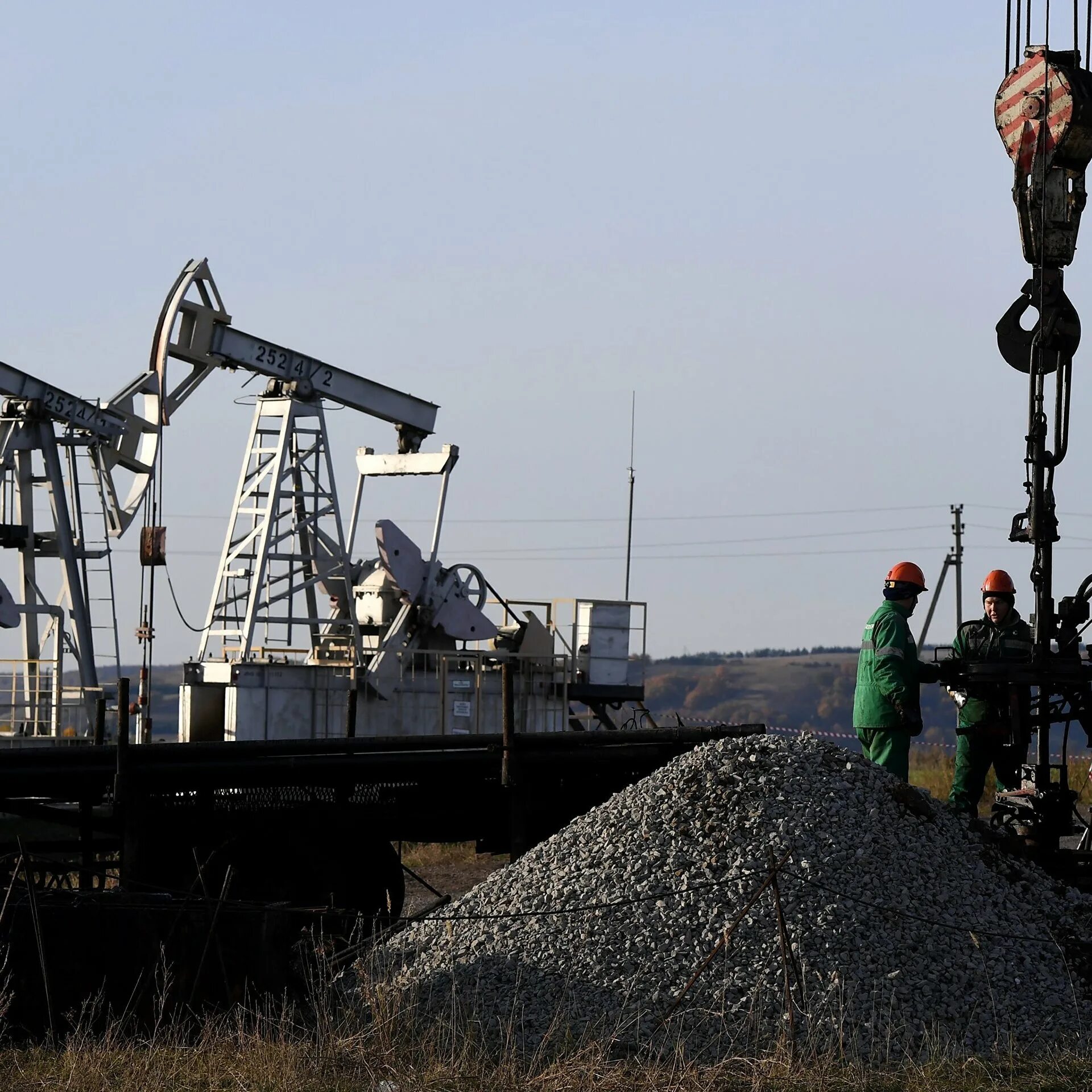 Добывают нефть. Увеличат добычу нефти. Нефть опек. Нефтяная вышка. Нефтяные месторождения ирана.