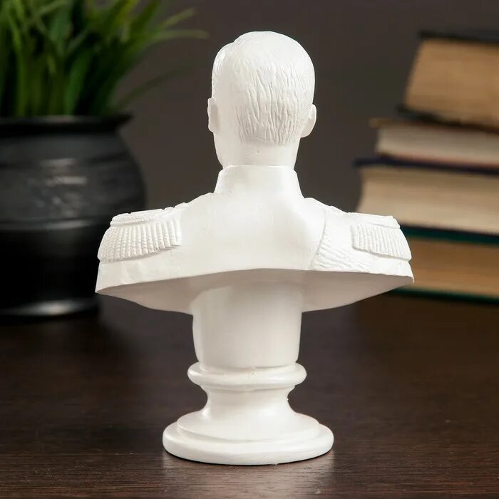 Статуэтка бюст. Статуэтка бюст. И. Статуэтка путин. Статуэтка бюст.