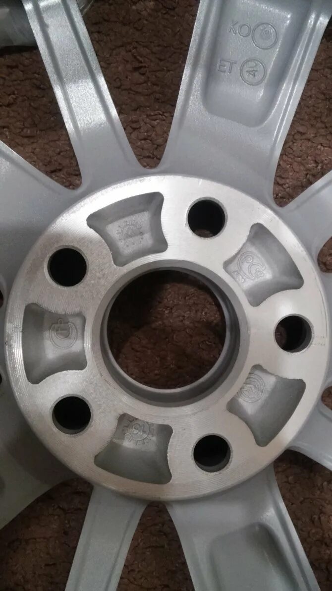 Как отличить оригинальные диски от реплики. Маркировка на оригинальных дисках bmw. Реплика диск или оригинал. Как определить диски оригинал от реплики. Отличие диск оригинал от реплики.