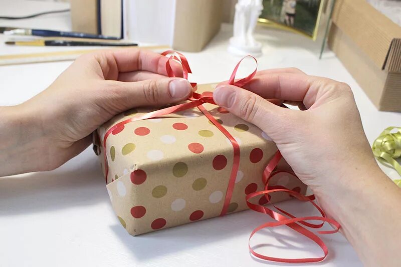 Завернуть подарок в подарочную. Красивая упаковка подарков. Бумага для упаковки подарков. Красиво упаковать подарок в бумагу. Упаковывание подарков в бумагу.