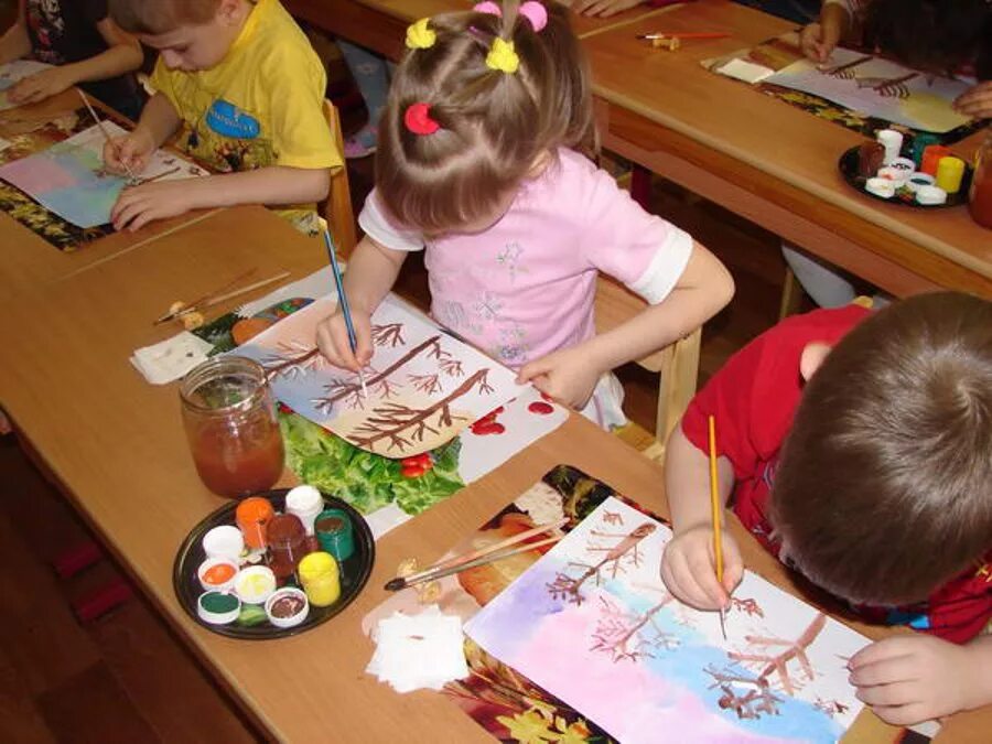 Занятие по рисованию в доу. Рисование в ДОУ. Рисование в садике. Изодеятельность в детском саду. Занятия изо в детском саду.