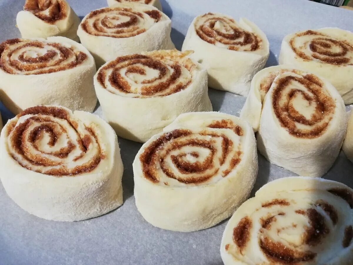 Булочка с кардамоном. Булочка с корицей. Булочки с корицей и сахаром. Булочка шафранная. Булочки с корицей и сахаром.