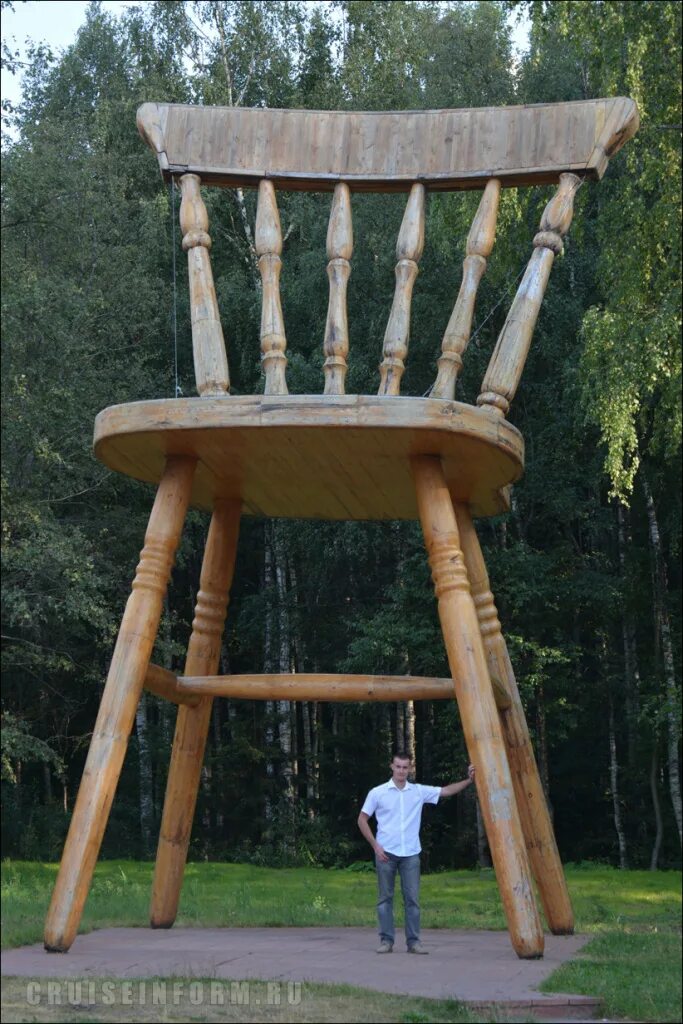 Где стоит большой стул. Где стоит большой стул. Стул дубна достопримечательность. Гигантский стул дубна. Стул дубна достопримечательность.