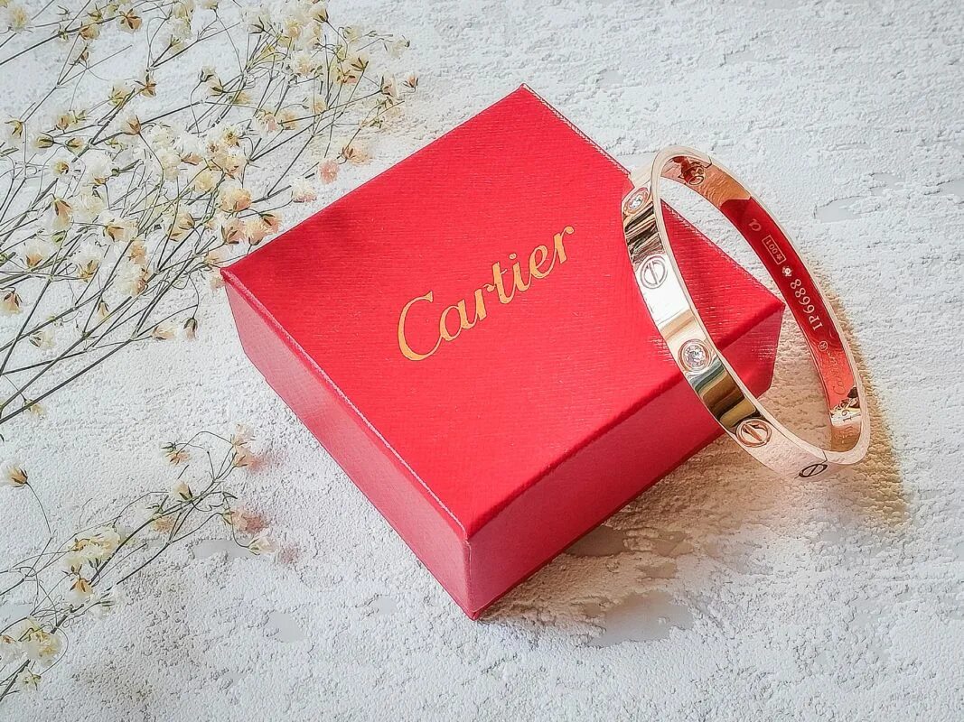 Сколько стоит лов. Браслет Картье лав. Cartier Love розовое золото. Украшения Cartier в красной коробке. Оригинальная коробка для кольца Картье лав.
