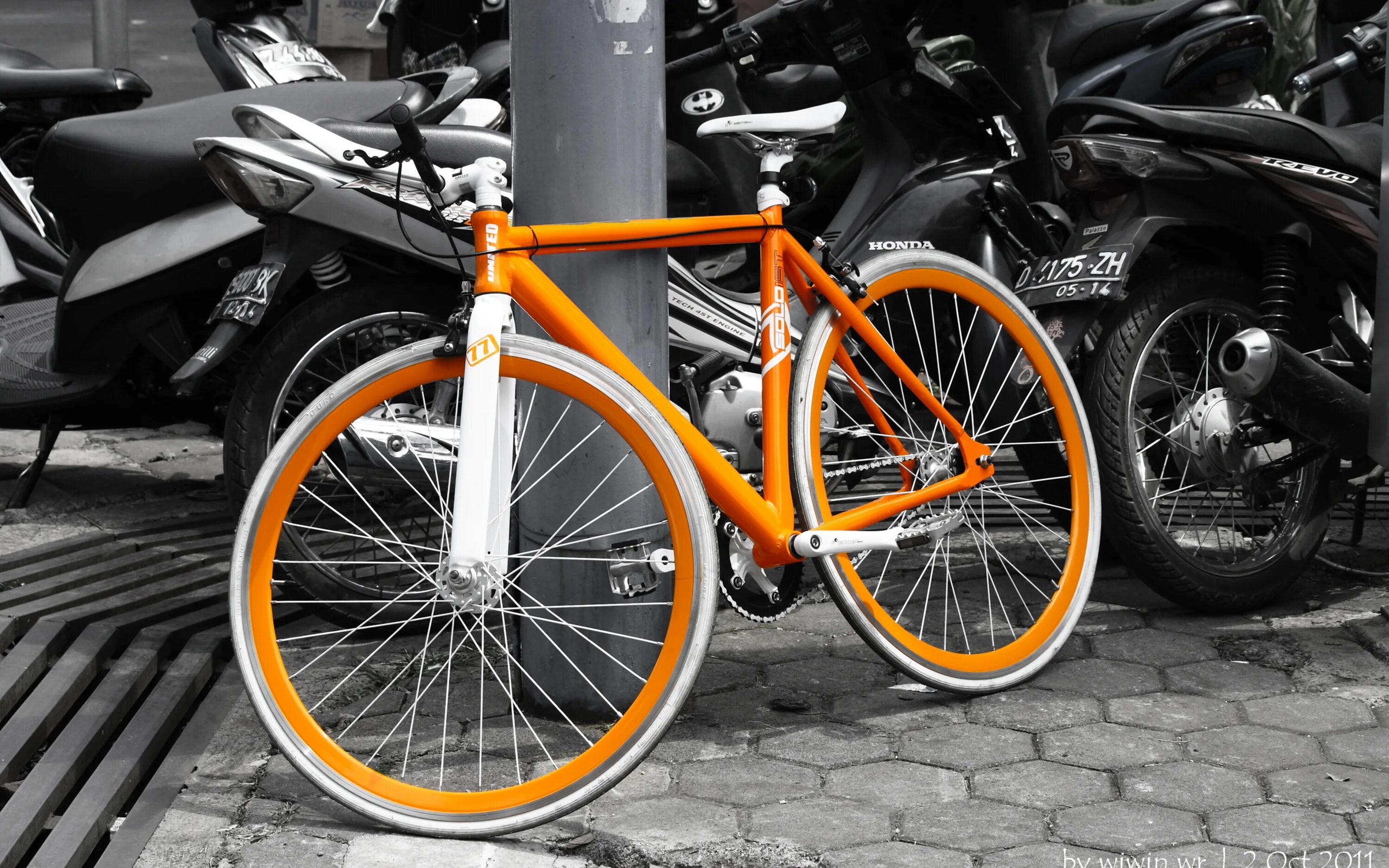 White bikes. Велосипед черно оранжевый. Велосипед черный с оранжевым. Велосипед белый с оранжевым. Велосипед черно белый.