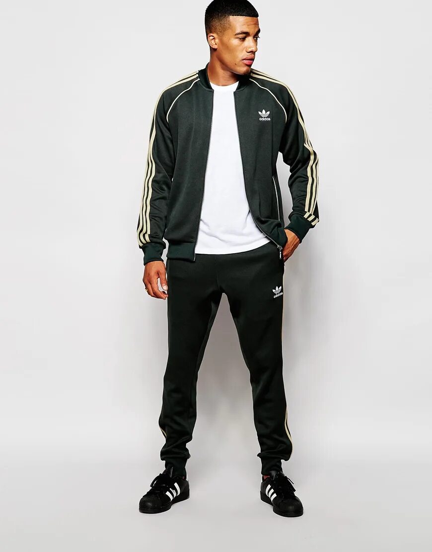 Бомбер с брюками. Adidas Originals Superstar track Jacket. Adidas Originals Green Tracksuit. Adidas Originals Superstar костюм. Adidas men's Originals Superstar спортивный костюм.