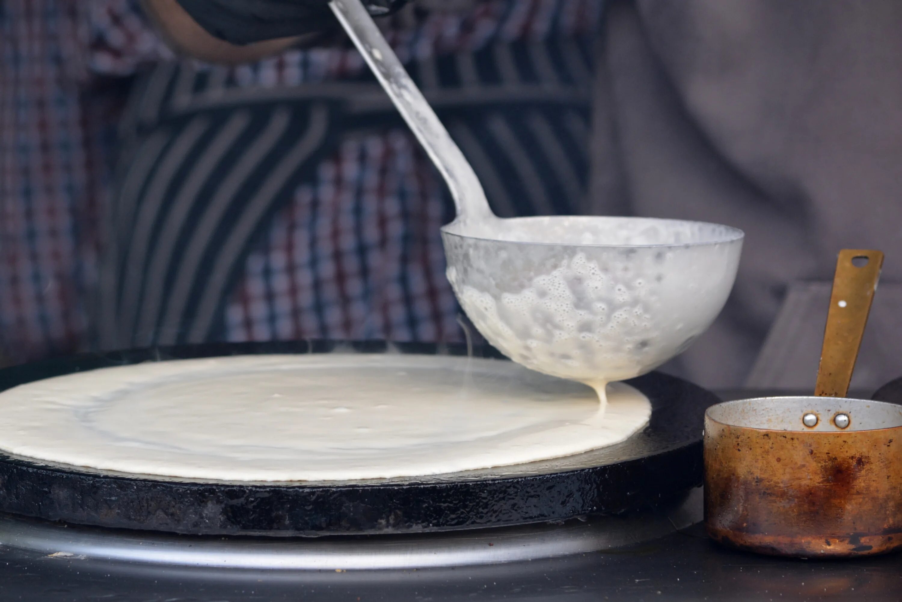 Ковш для блинов. Блинные лайфхаки. Шеф печет блины. Baking dish