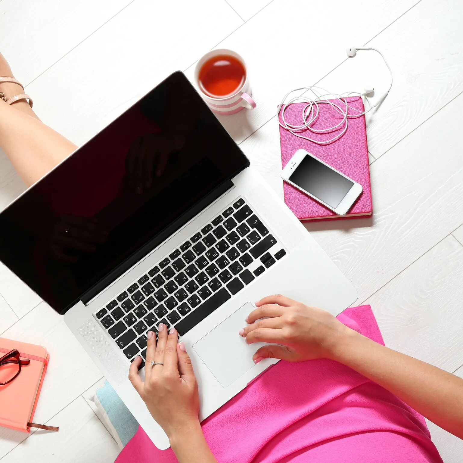 Работа удаленно на дому с телефона. Удаленная работа. Довольная девушка. Женщина за ноутбуком. Удаленная работа.