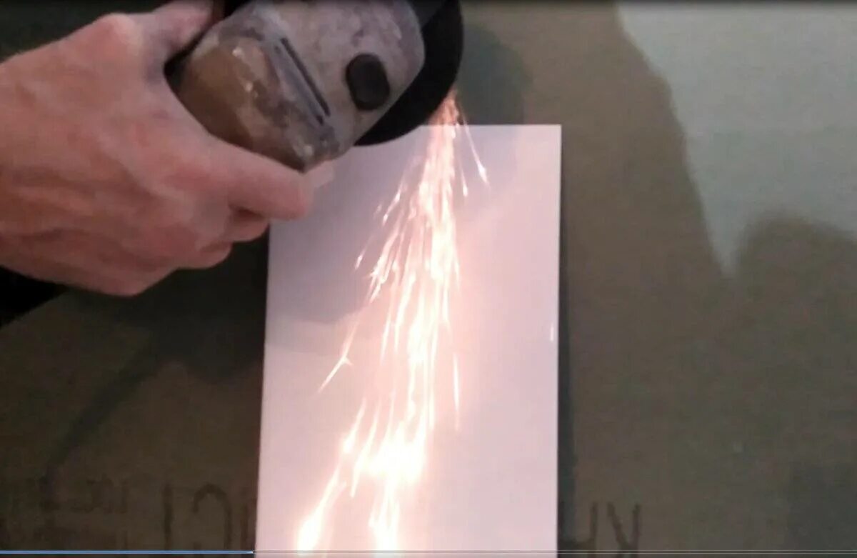 Окалина от болгарки на стекле. Окалины на плитке от болгарки. Как убрать окалины со стекла. Laser engraving on granite. Следы от болгарки на стекле.