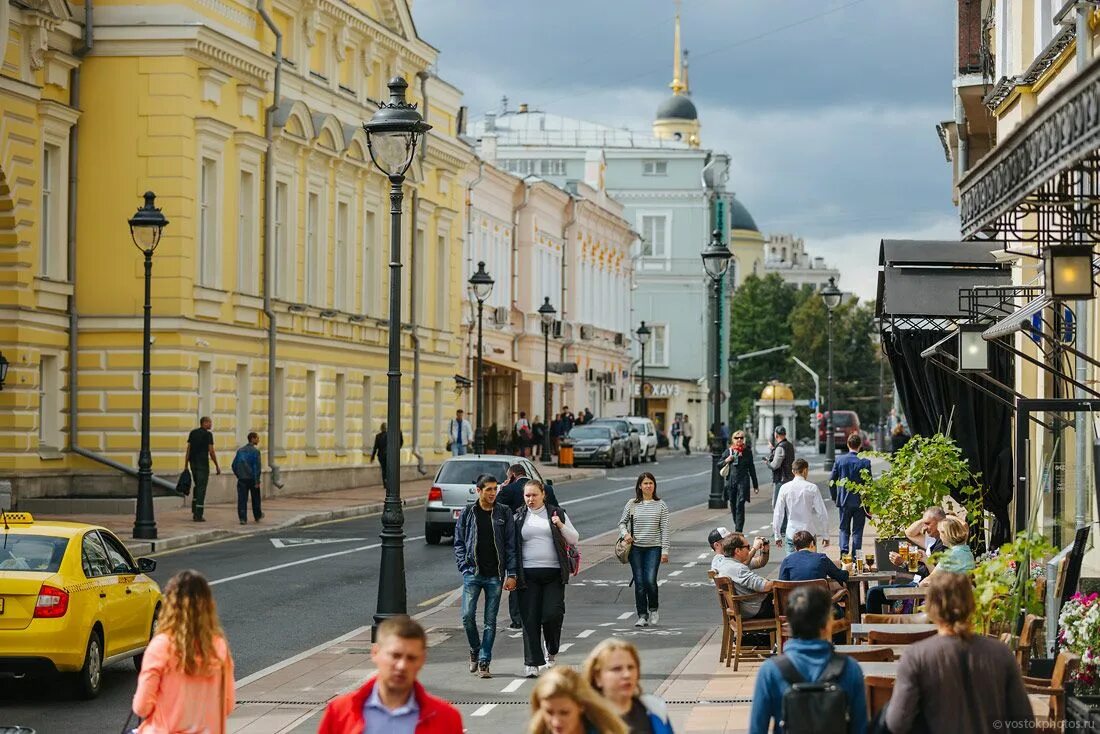 Стильные улицы москвы. Большая Никитская улица Москва. Центральные улицы Москвы. Большая Никитская улица летом. Улицы Москвы летом.