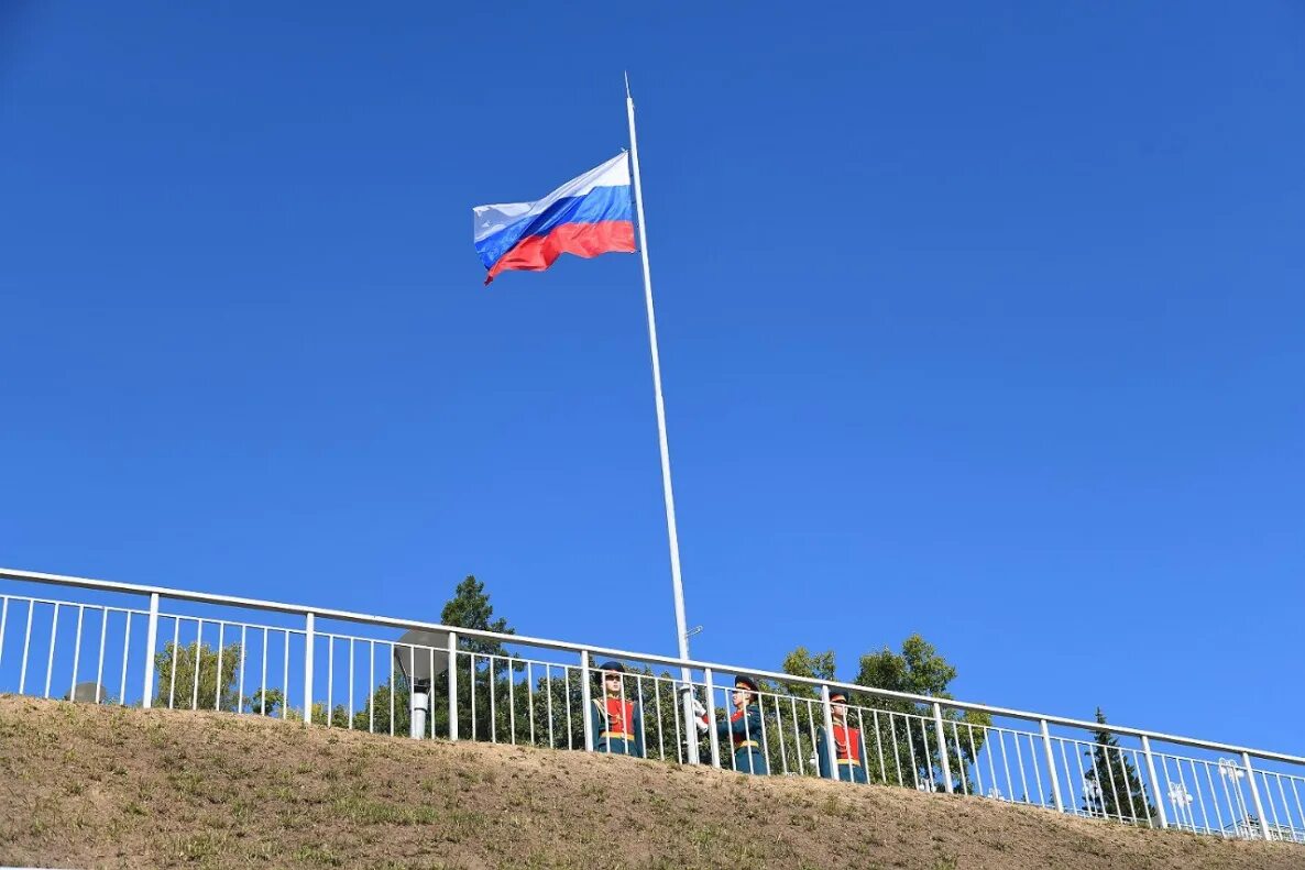 Фото государственного флага. Флаг России. Флагшток России. Флаг России на флагштоке. Поднятие российского флага.