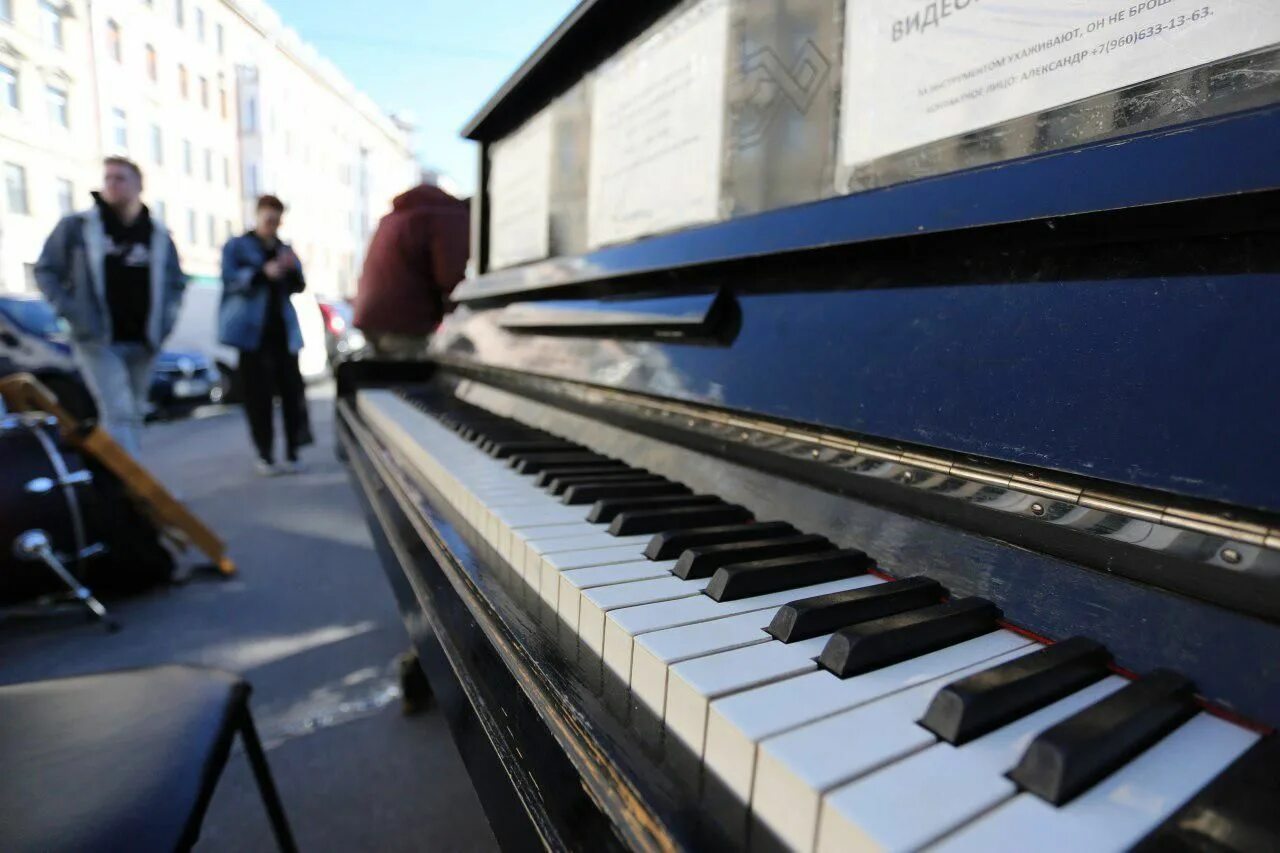 Пианино karl fricke. Встроенная рояль на улицу. В спб рояль на улице. Уличное пианино. Пианино на улице.