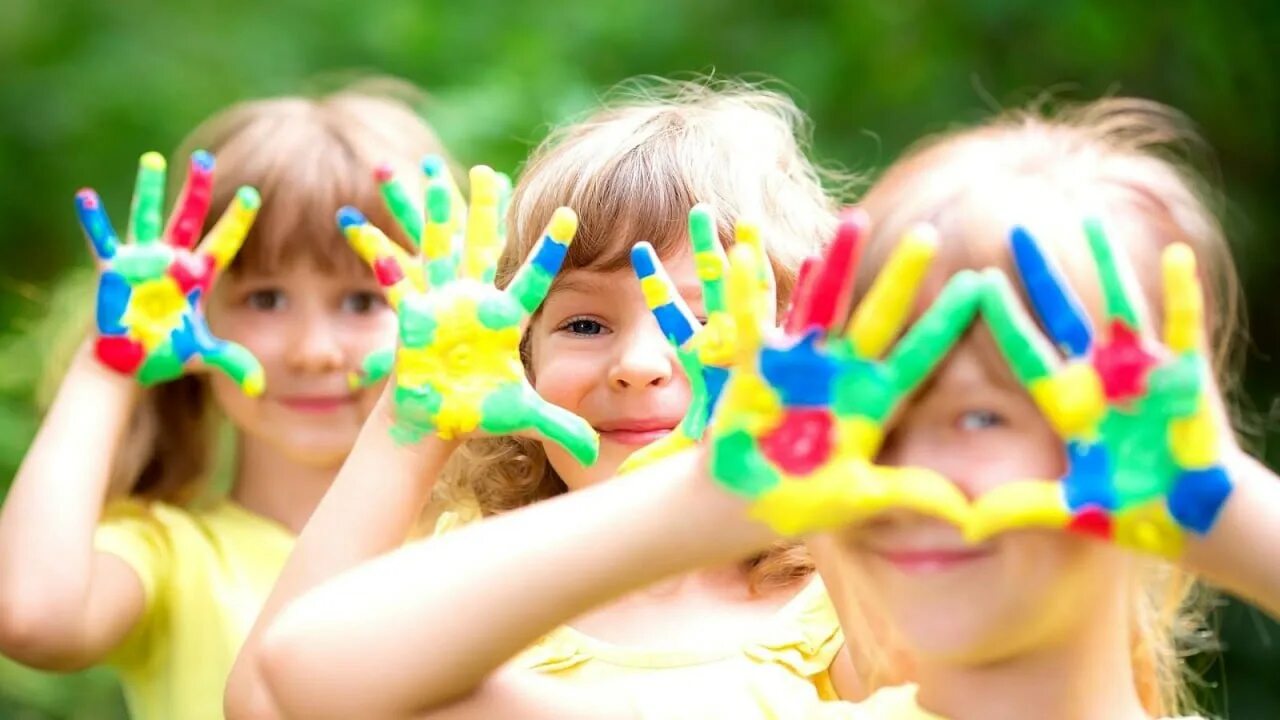 День защиты детей руки. День защиты детей Радуга. Дети с цветными ладошками. День защиты детей детские ладошки. Дети радуются радуге.