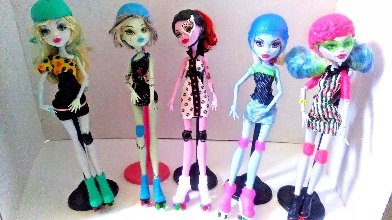 Монстер хай skultimate roller maze. Куклы монстер хай ролер мейс. Monster high роллер мейз. Фрэнки роллер мейз. Клодин вульф роллер мейз.