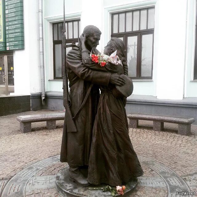 Памятник прощание. Памятник прощание славянки в Москве. Мемориал «прощание славянки» на белорусском вокзале.. Скульптура прощание славянки на белорусском вокзале. Прощание славянки на белорусском вокзале.